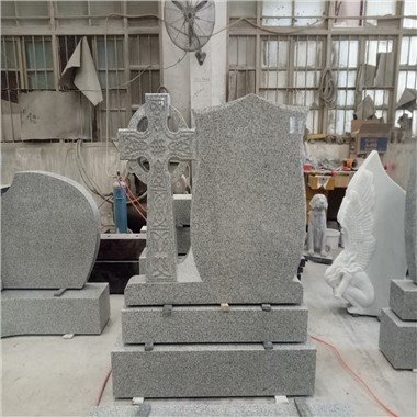 Aufrechte Grabsteine ​​aus schwarzem Granit