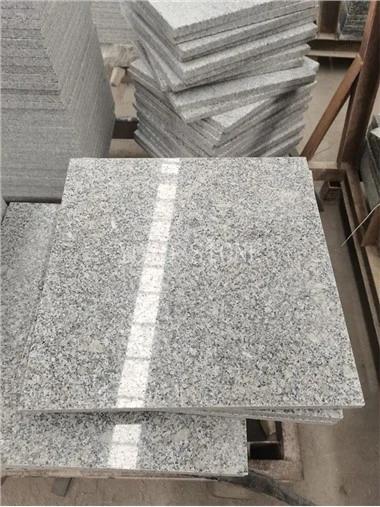 Hellgraue Granitfliesen