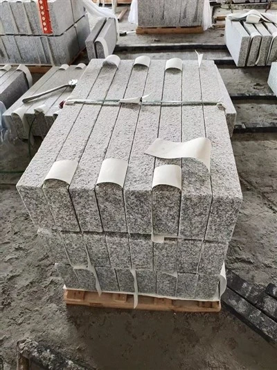 Bordstein aus grauem Granit